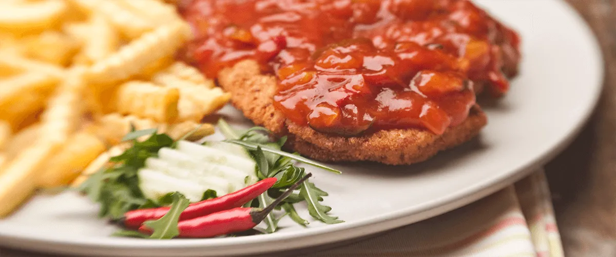 Paniertes Schnitzel mit Rucola und Chili